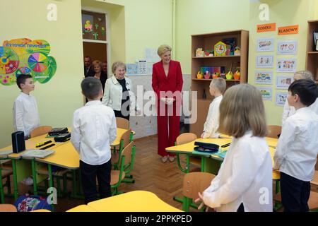 MOSTYSKA, UKRAINE - 21. APRIL 2023 - First Lady of Poland Agata Kornhauser-Duda besucht Saint Queen Jadwiga Lyseum N3, Mostyska, Region Lemberg, West Stockfoto