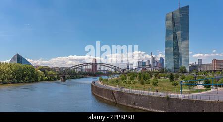 Blick über den Main zur Europäischen Zentralbank, Frankfurt, Deutschland Stockfoto