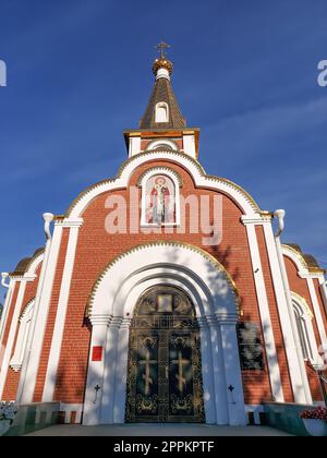 Das Evangelium Jesu Christi. Die religiöse Kirche ist eine Kapelle zum Beten zu Gott. Goldene Kuppeln mit einem Kruzifix oben. Ein heiliger Ort für orthodoxe Christen und Katholiken. Heilig ist der Retter des Geistes Stockfoto