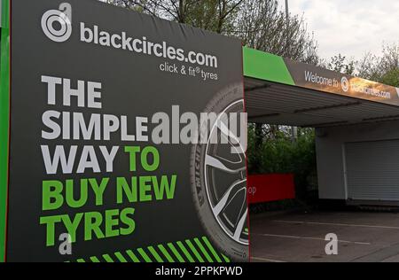 Schwarze Kreise - Blackcircles.com - die einfache Möglichkeit, neue Reifen zu kaufen - im Morrisons Supermarkt, Greenall's Ave, Warrington, Cheshire, Großbritannien, WA4 6RN Stockfoto