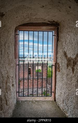 Blick vom Aussichtsturm auf Schloss veste otzberg, alte Mauer mit Fenster und Gitterfenster, odenwald, deutschland Stockfoto