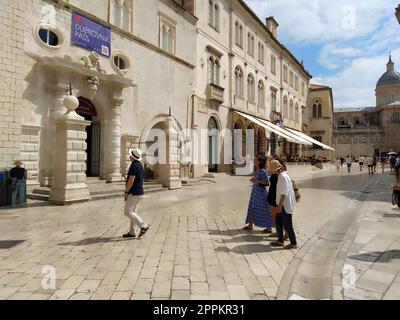 Stradun, Stradone ist die Hauptstraße des historischen Stadtzentrums von Dubrovnik in Kroatien. Architektonische Sehenswürdigkeiten. Ein beliebter Ort für touristische Spaziergänge. Die Leute laufen 08.14.2022 Tourismusunternehmen zu Fuß Stockfoto