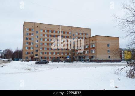 Petrozavodsk, Karelien, Russland 15. Januar 2023 Poliklinik 4 auf der Straße Neubrandenburgskaya, Bezirk Klyuchevaya. Staatlich finanzierte medizinische Einrichtung. Ein siebenstöckiges Ziegelgebäude im Winter. Gesundheitswesen Stockfoto