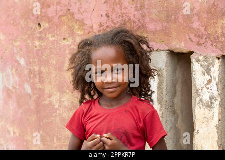 Kleines süßes madagassisches Mädchen mit langen Haaren, kleine Tänzerin bei der Feier im Dorf Bekopaka, Region Melaky, Madagaskar. Stockfoto