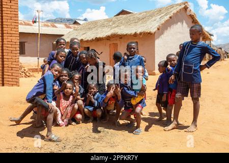 Vohitsaoka, Ambalavao, Madagaskar - November 17. 2022: Gruppe glücklicher madagassischer Schulkinder vor der Schule. Der Schulbesuch ist obligatorisch, aber viele Kinder gehen nicht zur Schule. Stockfoto