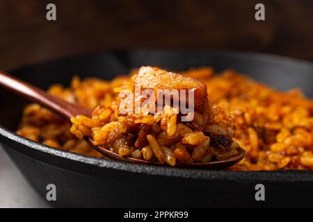 Tintenfisch Schweinebauch Bulgogi gebratener Reis mit scharfen Gewürzen Stockfoto