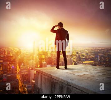Unternehmer mit Blick auf die Zukunft für die neue Geschäftschance Stockfoto