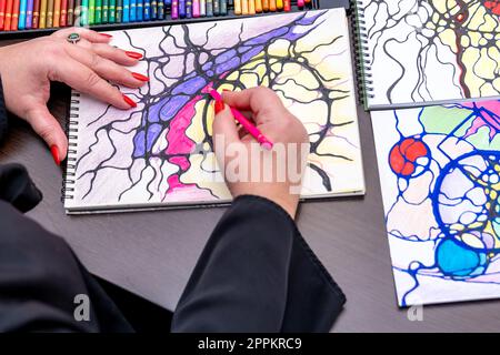 Zeichnen von Neurographien mit farbigen Bleistiften auf Papier Stockfoto