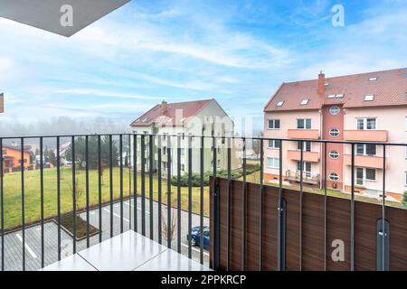 Blick vom Balkon des Apartmentgebäudes Stockfoto