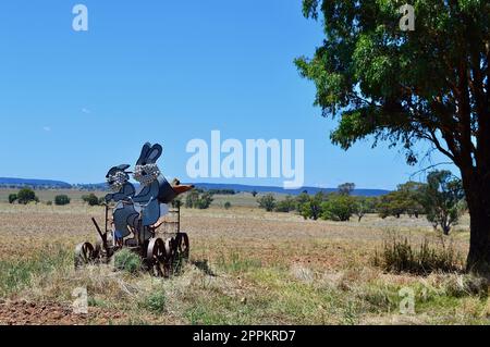 Tiere auf Fahrrädern entlang des Banjo Paterson Way Stockfoto