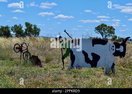 Ein Blick entlang des Banjo Paterson Way an einem sonnigen Nachmittag Stockfoto