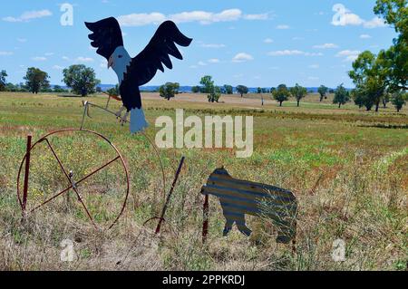 Tiere auf Fahrrädern entlang des Banjo Paterson Way Stockfoto