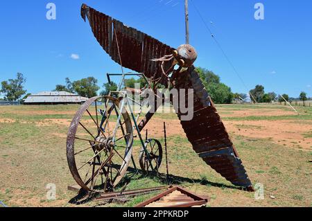 Tiere auf Fahrrädern entlang des Banjo Paterson Way Stockfoto