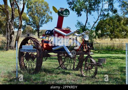 Tiere auf Fahrrädern entlang des Banjo Paterson Way Stockfoto