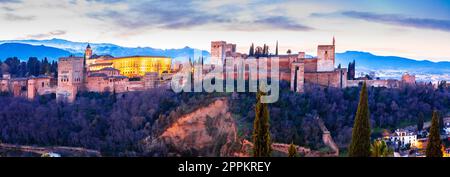 Panoramablick auf die historische Alhambra in Granada bei Sonnenaufgang Stockfoto