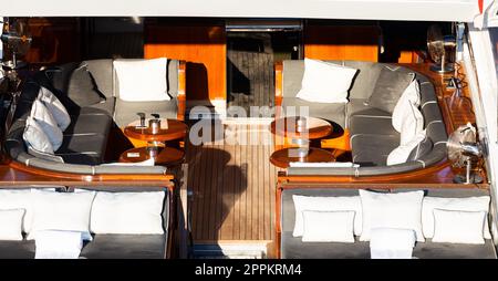 Luxusyacht. Komfortables, teures Holzdesign für Urlaubs- und Erholungstourismus oder Reise- und Wohlstandskonzept. Stockfoto