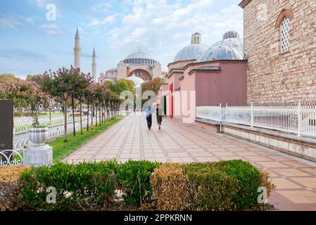 Hagia Sophia oder Ayasofya und Hagia Sophia Hurrem Sultan Bathhouse, Sultanahmet Square, Istanbul, Türkei Stockfoto