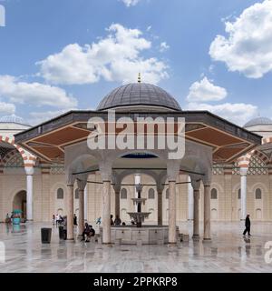 Springbrunnen im Innenhof der modernen Grand Camlia Moschee oder Buyuk Camlica Camii, Uskudar, Istanbul, Türkei Stockfoto