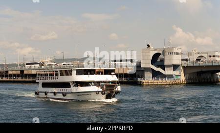 Segeln mit der Fähre auf dem Bosporus, mit Blick auf die Galata-Brücke, Istanbul, Türkei Stockfoto