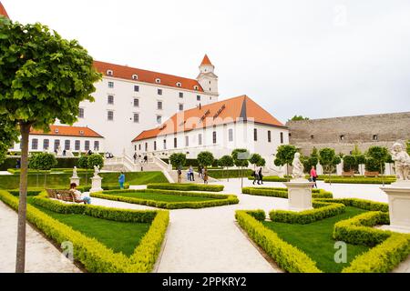 Der Innenhof des barocken Schlosses Bratislava. Die Burg steht auf einem einsamen felsigen Hügel direkt über der Donau im Zentrum von Bratislava, Slowakei. Stockfoto