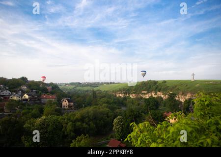 Kamianets-Podilskyi, Ukraine. Bunte Ballons fliegen über eine wunderschöne mittelalterliche Burg, eine sehr schöne Aussicht auf die Stadt. Ballonfahrt für Touristen. Stockfoto