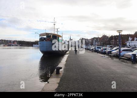 Flensburg, Deutschland - 18. Februar 2023: Blick auf den historischen Hafen von Flensburg bei schönem Wetter mit blauem Himmel Stockfoto