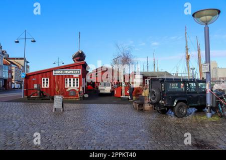 Flensburg, Deutschland - 18. Februar 2023: Blick auf den historischen Hafen von Flensburg bei schönem Wetter mit blauem Himmel Stockfoto