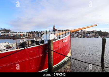 Flensburg, Deutschland - 18. Februar 2023: Blick auf den historischen Hafen von Flensburg bei schönem Wetter mit blauem Himmel Stockfoto