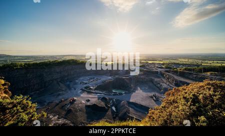 Panoramablick auf Allen Quarry mit schweren Maschinen in Betrieb, Irland Stockfoto