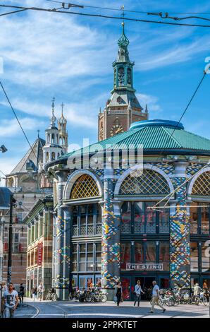 DEN HAAG, NIEDERLANDE - 26. AUGUST 2013: Stadtbild, Blick auf die Straßen in der Altstadt von Den Haag, Niederlande Stockfoto