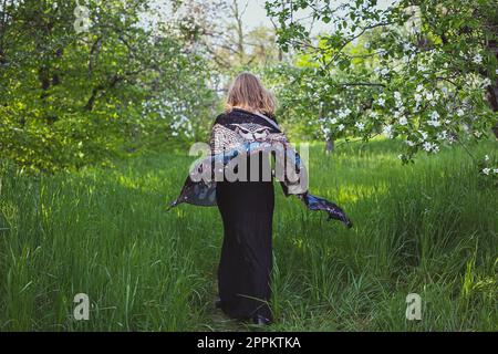 Eine Frau, die in einem wunderschönen Garten läuft, fotografiert Stockfoto