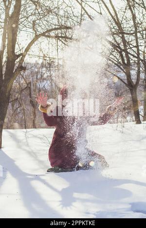 Landschaftlich reizvolle Fotos von herabfallenden Schneeflocken Stockfoto
