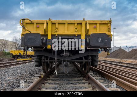 Rückansicht eines gelben offenen Güterwagens Stockfoto