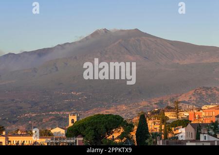 Blick auf den Ätna von der Stadt Taormina Stockfoto