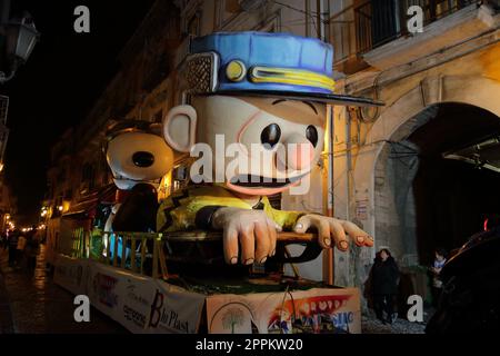 Cartoon-Figuren auf dem Karnevalswagen Stockfoto