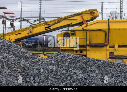 Gleisbauwagen in einem Lagerbereich der Deutschen Bundesbahn Stockfoto