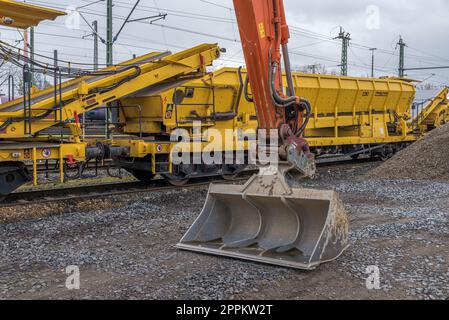 Gleisbauwagen in einem Lagerbereich der Deutschen Bundesbahn Stockfoto