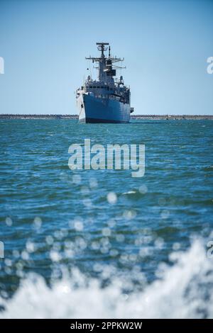 Kriegsschiff in stillem Wasser Segeln Stockfoto