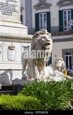 Steinlöwenstatue am Fuße des Märtyrerdenkmals auf der Piazza dei Martiri, Neapel, Italien Stockfoto