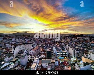 Lebendige Skyline bei Sonnenuntergang: HDR-Aufnahme von Da Lat City, Vietnam mit faszinierender Mischung aus Farben zwischen Stadtbild und Himmel in der Abenddämmerung Stockfoto