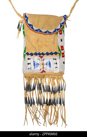 Eine Tüte nordamerikanischer Indianer. Aus Hirschleder mit bunten Glasperlen und Lederschnüren bestickt Stockfoto