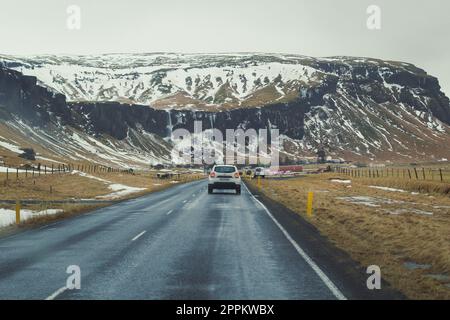 Foto einer Autofahrt auf einer Landstraße Stockfoto