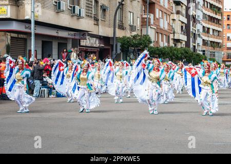 Badajoz, Spanien, sonntag. Februar 19 2023. Parade durch die Straßen von Badajoz, Gruppe namens Marabunta Stockfoto