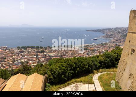 Blick aus der Vogelperspektive auf den Boulevard und Hafen im Viertel Chiaia am Golf von Neapel im Stadtzentrum, Kampanien, Neapel, Italien Stockfoto