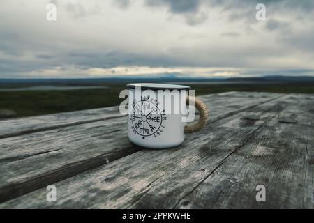 Nahaufnahme der Tasse auf dem Holztisch Konzeptfoto Stockfoto