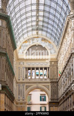 Galleria Umberto I Renaissance-Einkaufspassage mit Stahl- und Glasdach, Neapel, Italien Stockfoto