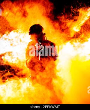 Soldat in Feuer und Rauch Stockfoto