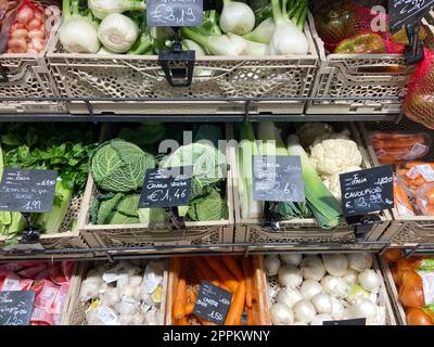 Herrliches frisches Gemüse zu Preisen in Venedig Stockfoto