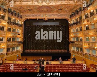 Bühne in der Oper Gran Teatro la Fenice in Venedig Stockfoto