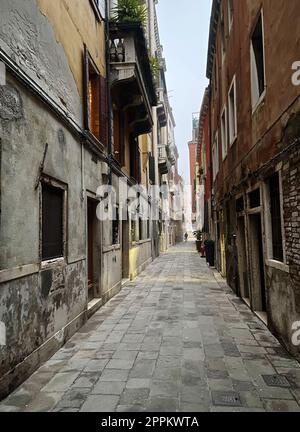 Straße in der Winterdämmerung in Venedig Stockfoto